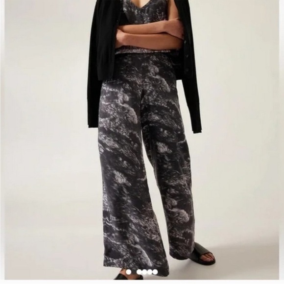 New-Athleta-M-black&white-cloud print-calm, cool, wide leg, lounge pajama pant. - Picture 1 of 14